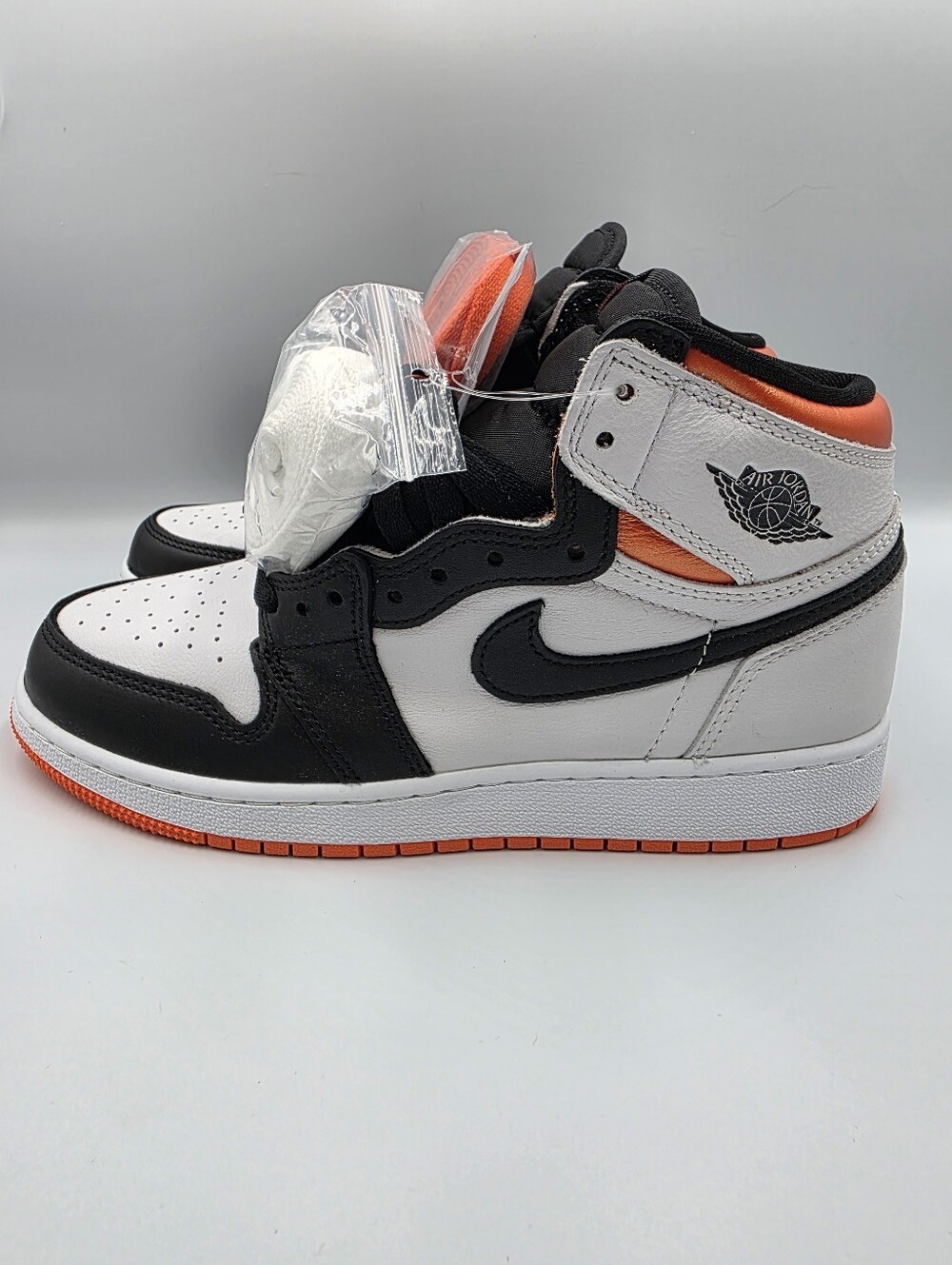 Air Jordan 1 Retro High OG GS-Comes With Black, White, & Orange Laces-Size 6.5Y